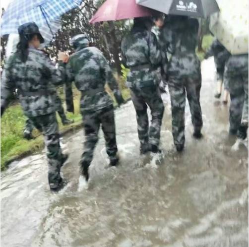 【热点关注】南信大7000名新生暴雨中军训!