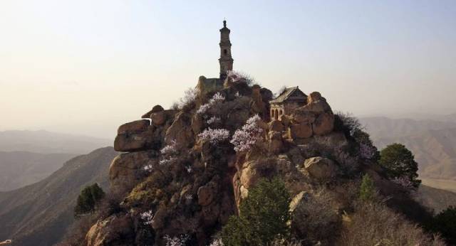 安国寺在乌崖山, 白马仙洞青阳山, 洞里深藏碧水潭. 千年