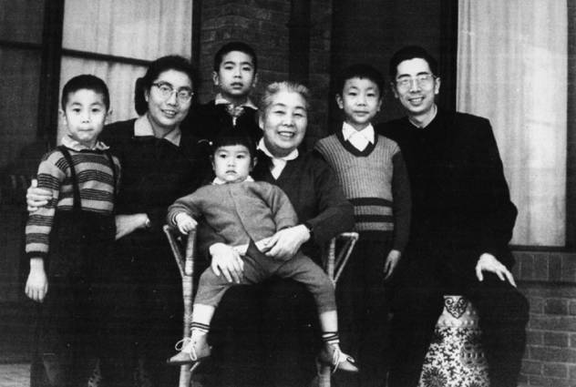 1964年,许广平先生与儿孙的全家福.