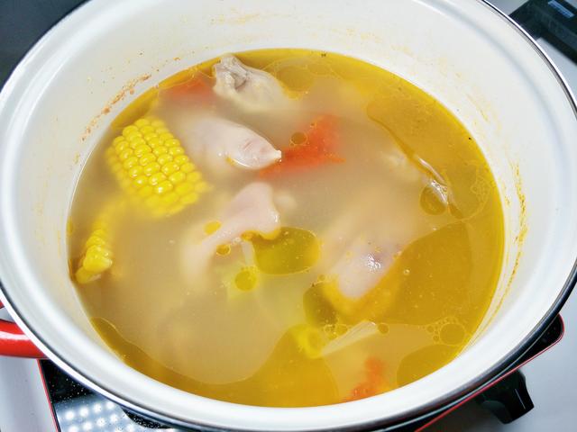 入秋煲锅汤—玉米番茄猪蹄汤