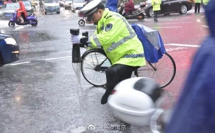 为什么一上班就下雨?雨天如何上班不迟到?终于有答案了.