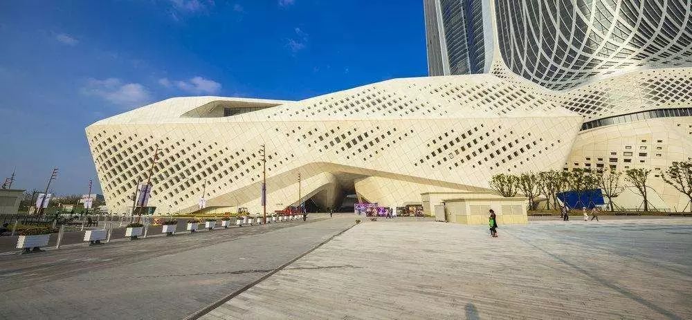 建筑总面积27万平方米 是江苏省最大的文化工程 南京保利大剧院是青奥
