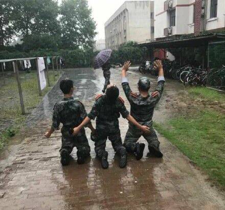 【热点关注】南信大7000名新生暴雨中军训!