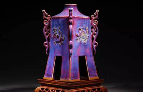 《祥瑞瓶》 这件由9名陶瓷专家和美术设计师历时200多天完成的钧瓷