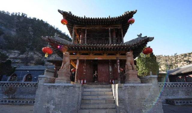 离石城区神仙山, 东边有座玉林山, 汉白玉石似金山. 安国寺