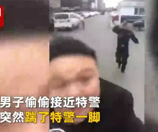 背后踹警察的胖子,脱了警服他可能是你弟弟,穿上警服他是人民警察!