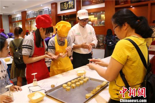 临近中秋 广西学生做月饼感受传统制饼文化_搜狐美食_搜狐网