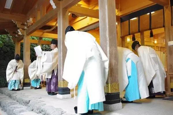 神宫里的神官称为"祭主","大宫司",神社的首领称为神主.