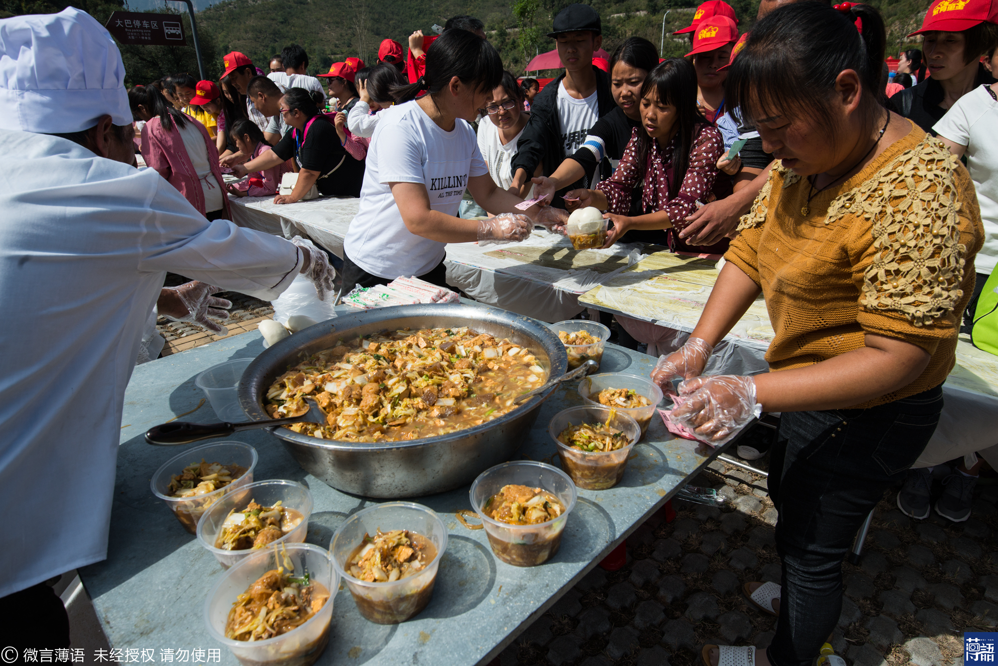 5000人同吃民工餐 厨师用铁铲炒菜