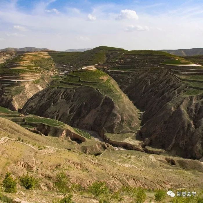 中南部多为黄土堆积侵蚀长梁梁峁地貌,北部川塬居多,按自然区划,川有