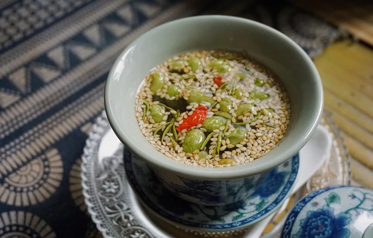 熏豆茶,口感清新,说是茶,但里面料有这么多~ 还有处处的酒馆酒家