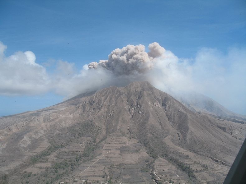 火山二人口_火山爆发图片(2)