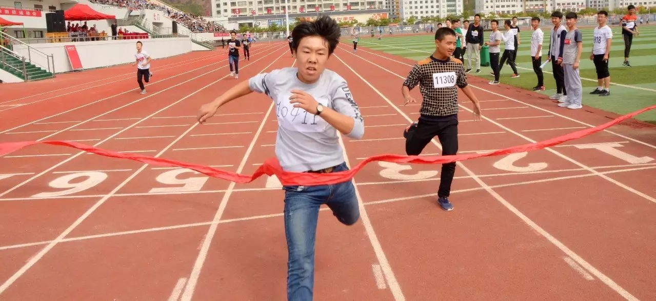 昨日,礼县一中2017年秋季田径运动会开幕.(现场组图)