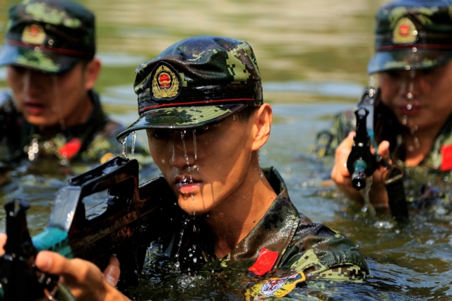 别急,再送上一波兵哥霸气训练照 军人本色 兵之初的第一次暖心又虐心