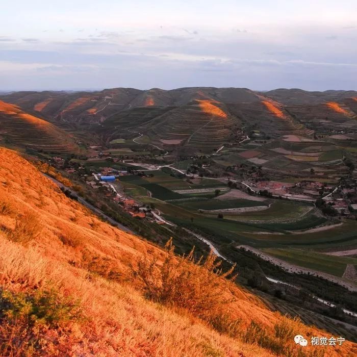 植被 会宁县土壤有灰褐土,黒垆土,黄绵土,灰钙土和红土五大类.