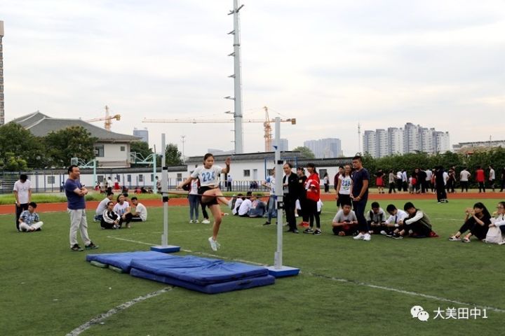 9月23日,泰州市田家炳实验中学操场上上演了一幕幕"速度与激情"的大戏