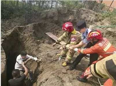 泰州一工地沉井塌方,男子瞬间被埋,只露出一只手在土上.