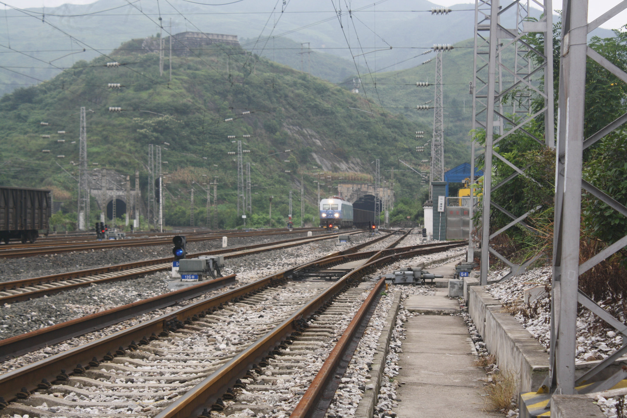 山区铁路是不同的构造,非常牢固安全