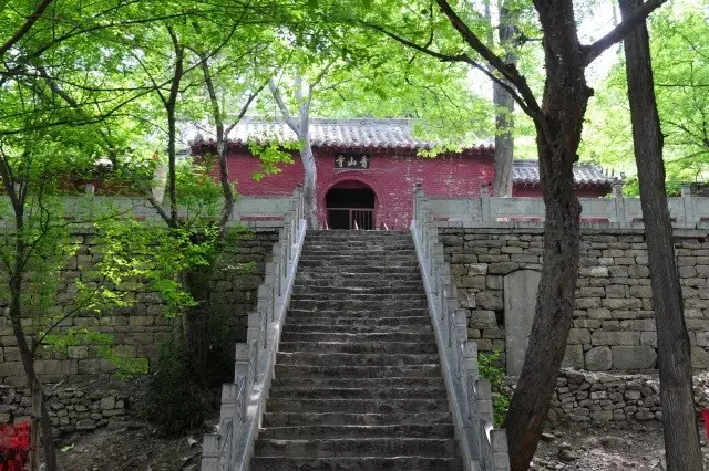 青山景区,位于山东省嘉祥县城南7.