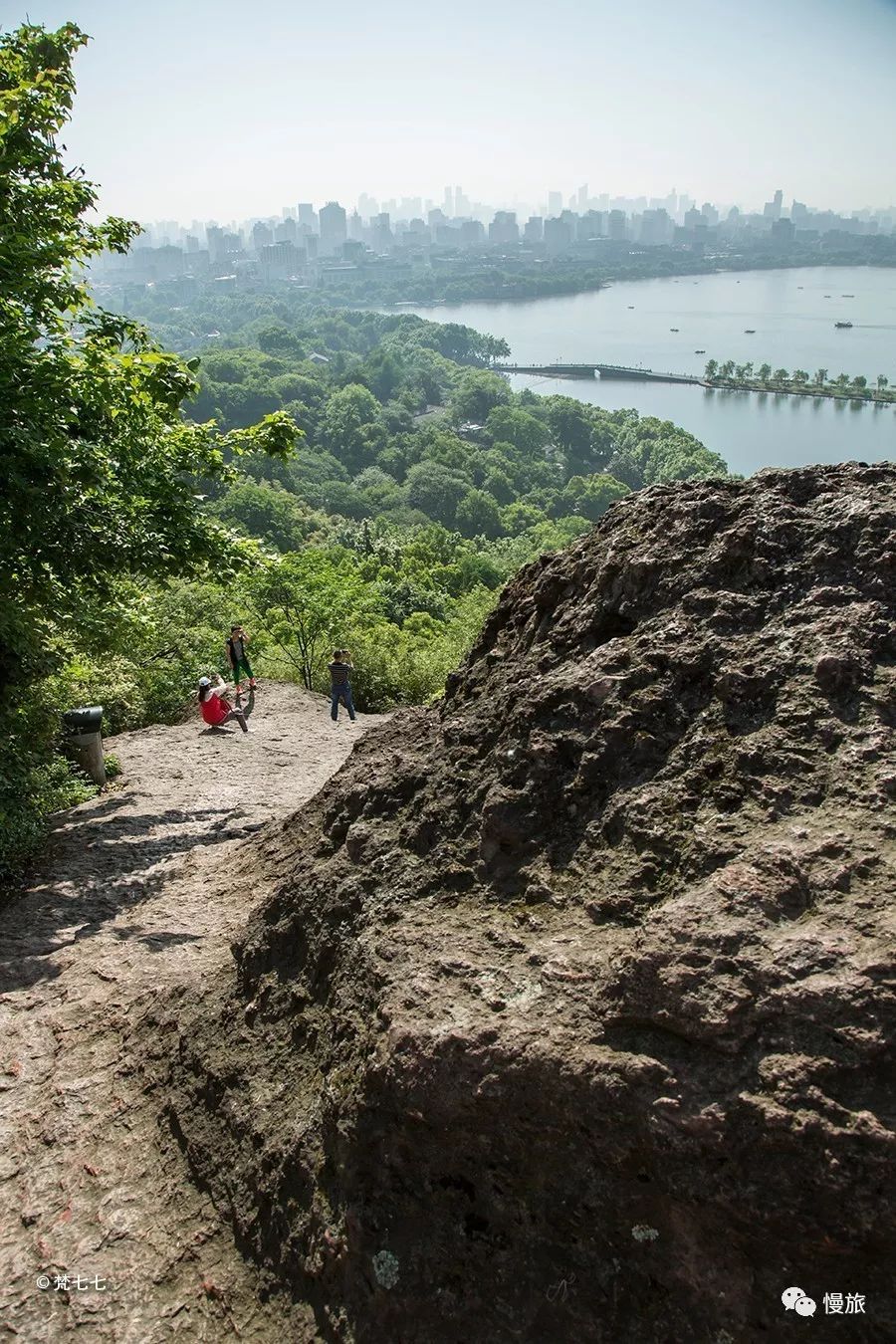 蛤蟆峰光秃秃的,台阶狭窄陡峭,有的地方只能手足并用爬上去.
