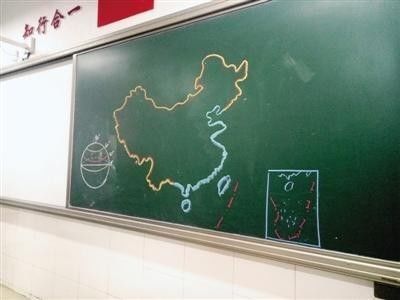 黑板上能随手画地图?郑州外国语中学地理老师走红网络