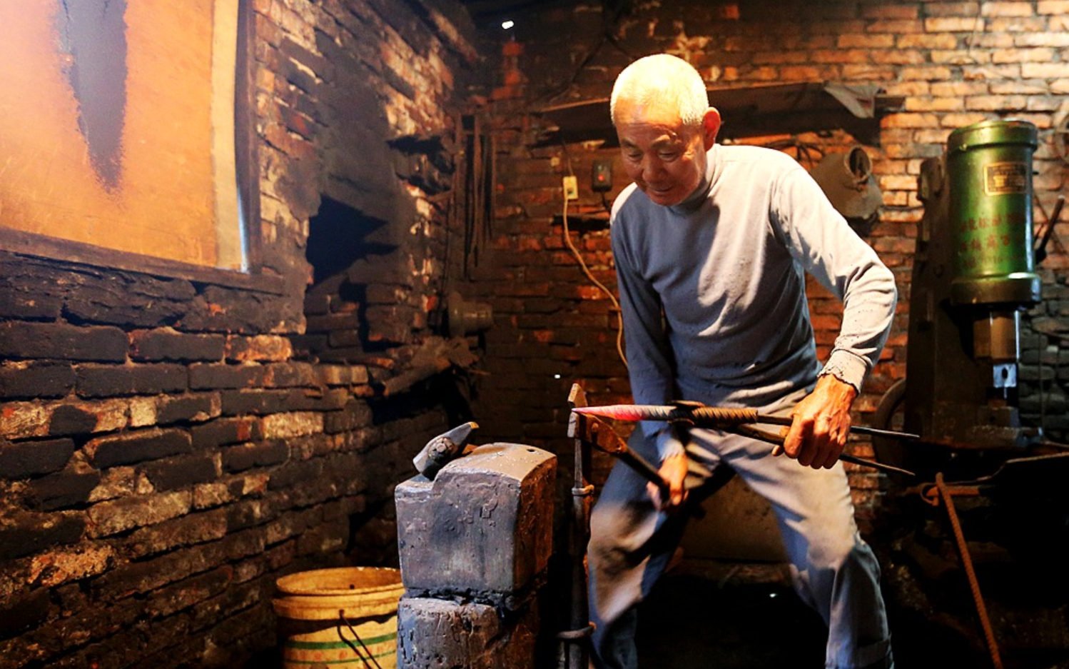 第一种:打铁匠,传统的打铁已经很少存在了,现在都是用机器制作农具