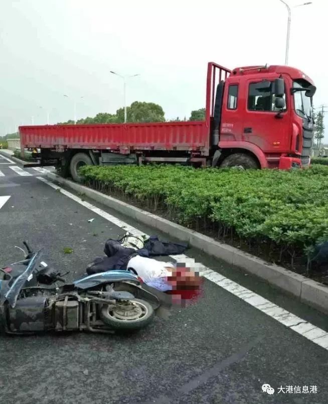 现场惨烈!镇江新区发生两起车祸,一人不幸身亡.