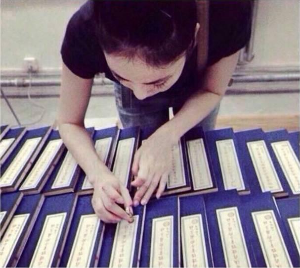 王菲11岁女儿李嫣四字书法拍出26万高价，还遭网友讽刺
