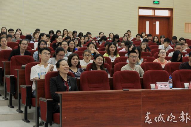 同时《旅游研究》主编窦志萍则以《旅游学术论文的选题及写作要求》