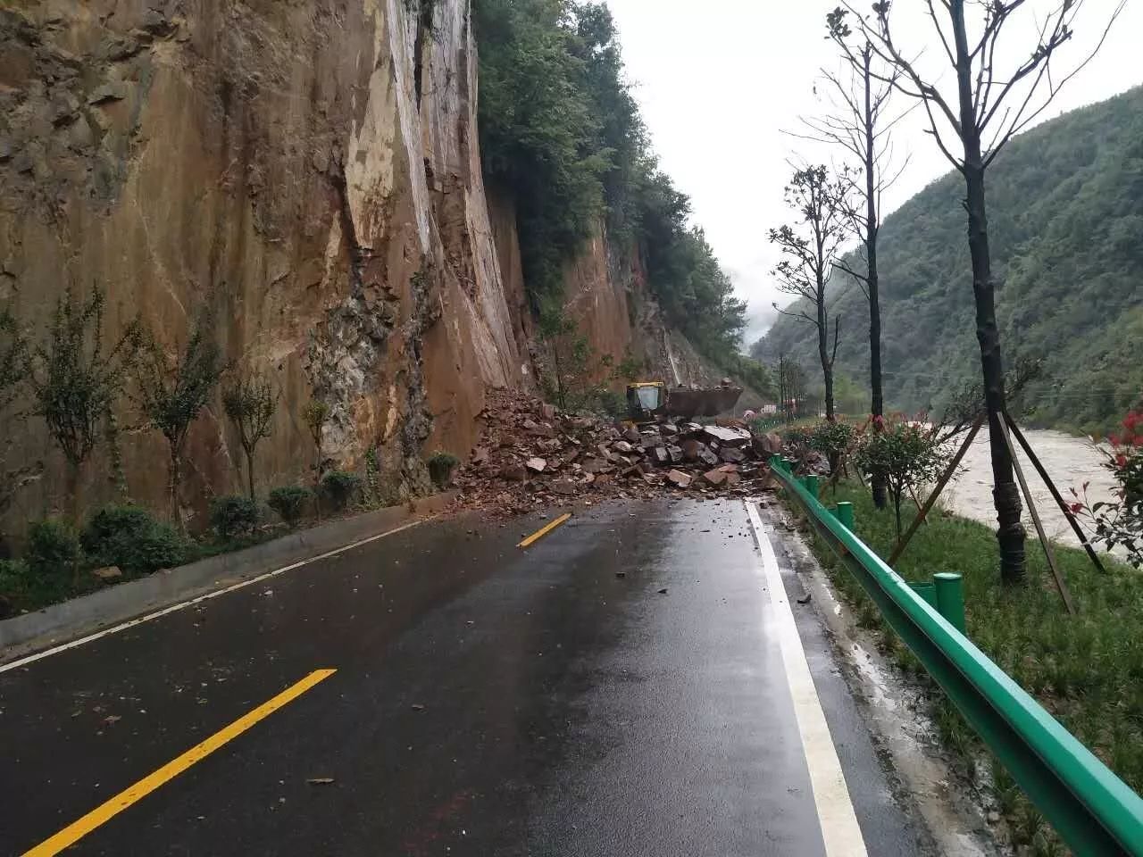 镇坪县交通运输局提醒过往车辆和行人,多天的连阴雨导致山体松散,随时