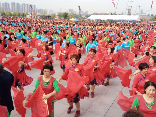 万人齐跳广场舞这样的场面太震撼了