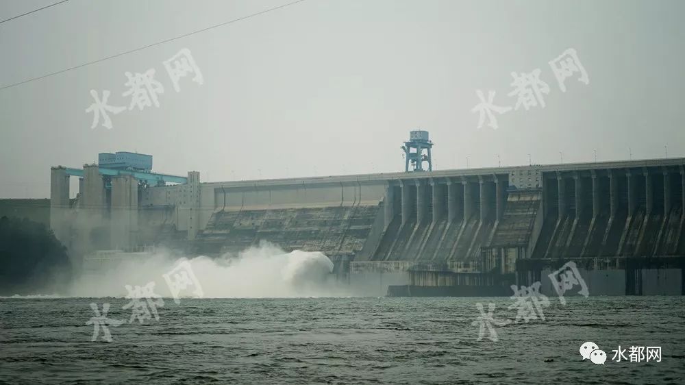 此次丹江口大坝泄洪也是自今年9月2号首次开闸泄洪以来,丹江口水库