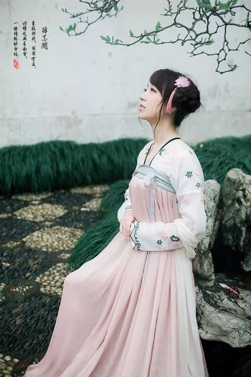 插的花朵,对了前镜,又对后镜,红花与容颜,交相辉映,刚穿上的绫罗裙襦