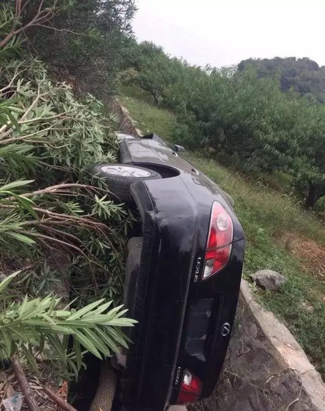 台州一轿车撞上三轮车,1死3伤!