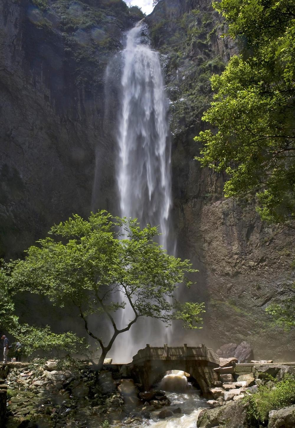 石门洞天最精彩的部分在刘基祠后,转过一孔圆门,只见一座大山,翠屏一