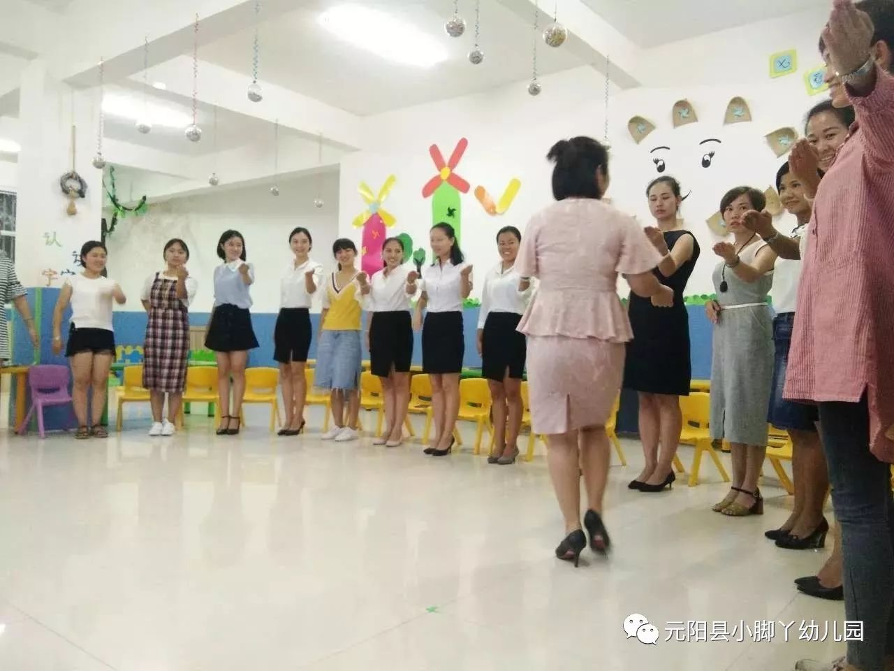 小脚丫幼儿园教师礼仪培训