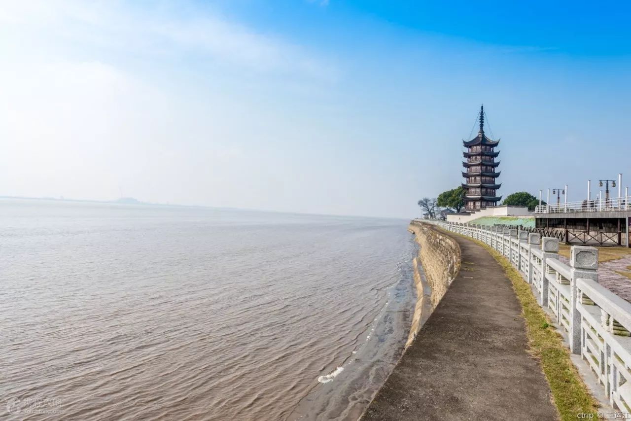 海宁盐官观潮是钱塘江风景好,而且最安全的观潮佳处.