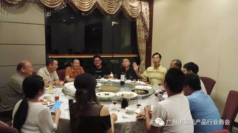 会长们对会员李智威的经营心得分享给予高度评价,马沛和副会长更点评"