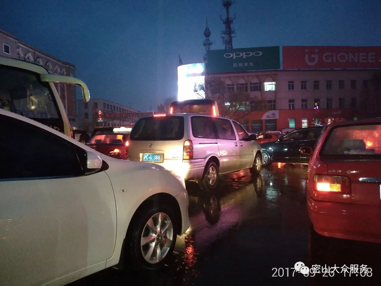 密山:下班高峰 小雨,造成东转盘附近交通拥堵!