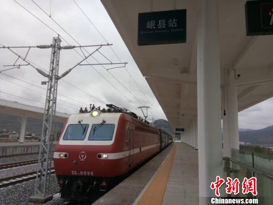 资料图.去年12月底,兰渝铁路甘肃岷县至四川广元段开通运营.