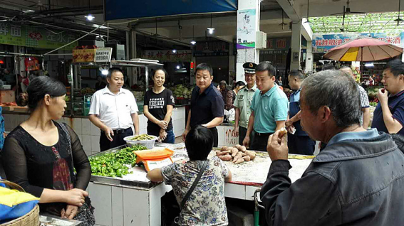 绵阳市游仙区委书记江彬一行深入开元农贸市场进行安全检查