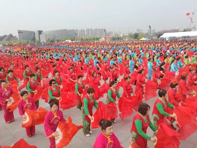 万人齐跳广场舞这样的场面太震撼了