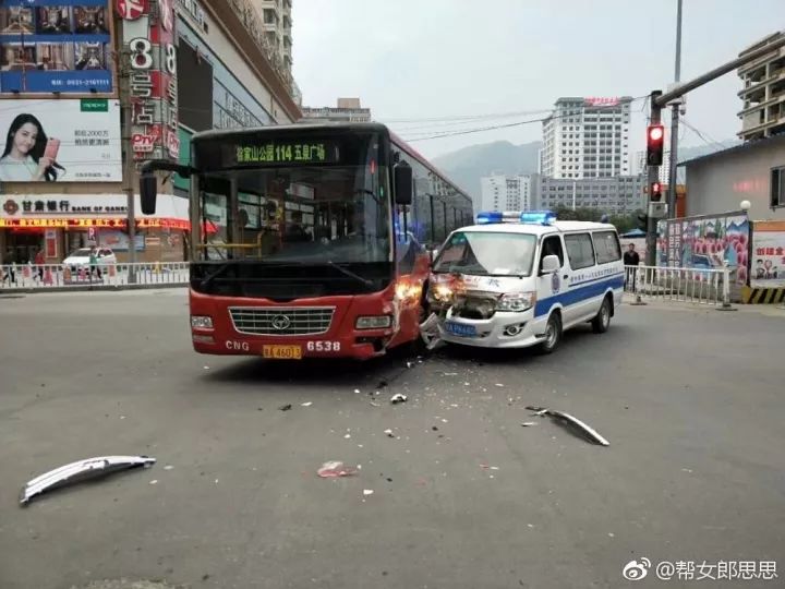 兰州一救护车撞上公交车为什么大家都在怪公交车