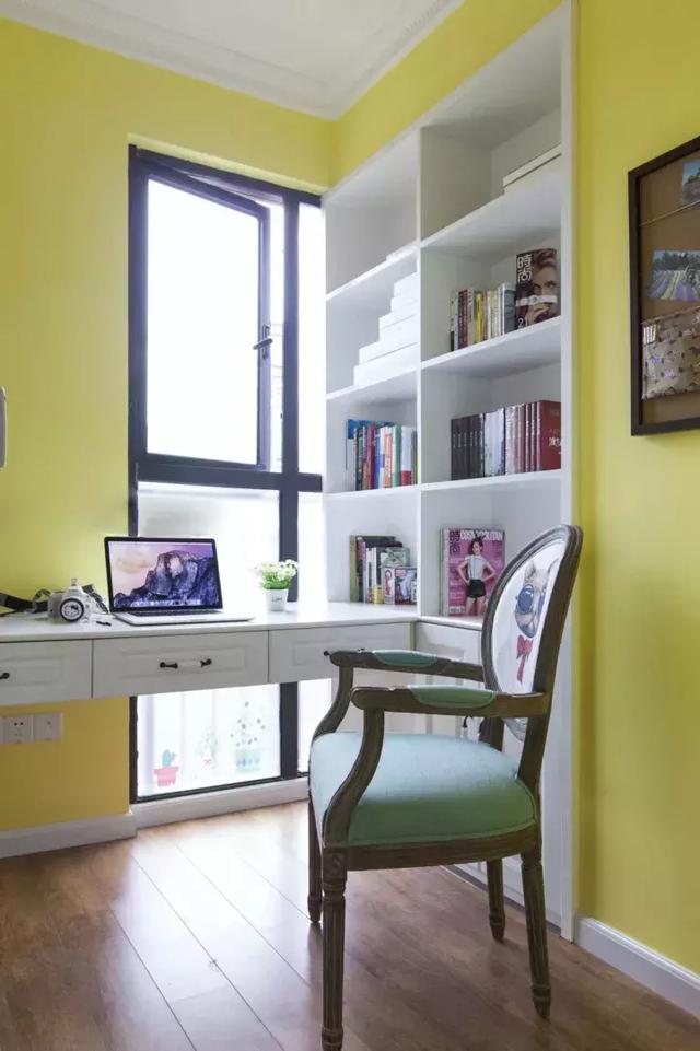 采光格外好的小书房,书桌悬空直接卡在墙面和墙柜之间.