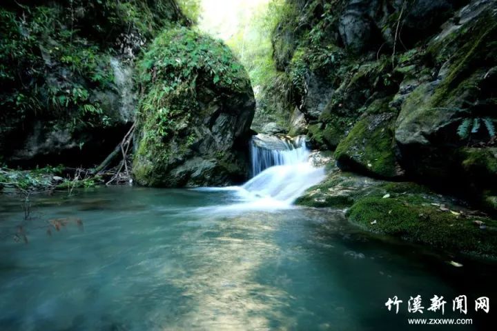 从桃源乡羊角洞至桃园村界岭的崇山峻岭中,有一条人尽皆知的古盐道,它