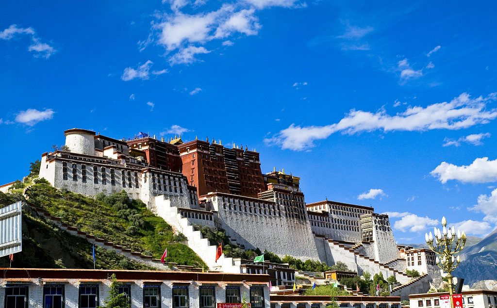 珍宝馆:它在雪城中,典型的藏式建筑外貌下包裹的是一座现代化的博物馆