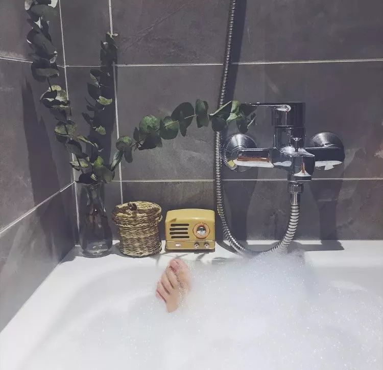 冬天最爱做的事就是泡澡啊!所以如果有条件,真要装个浴缸呀!