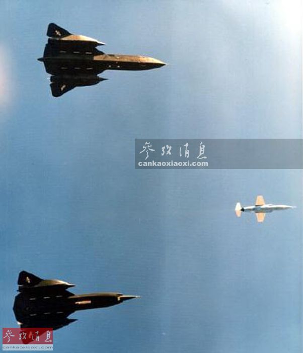 的sr-71侦察机(上)和yf-12截击机编队飞行场面,领队的是一架f-104战机