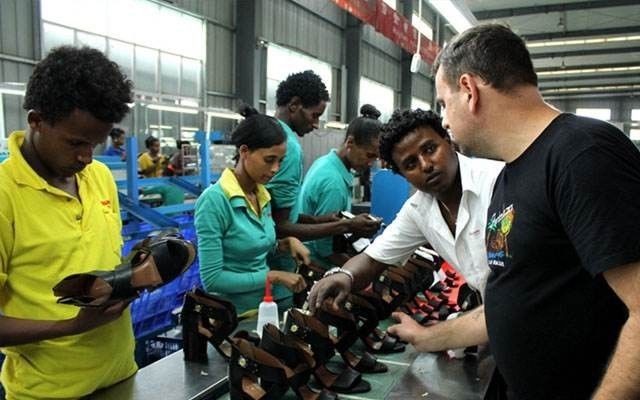 厉害了鞋厂4000多外国工人用中文合唱团结就是力量