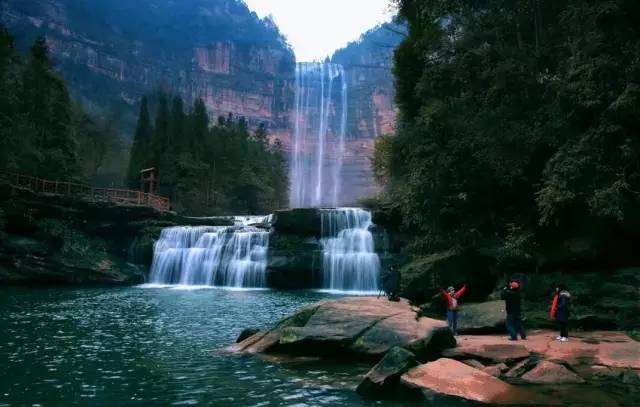 8 长寿湖是重庆最大的湖泊旅游风景区,以其"岛湖风光"长寿文化"享誉